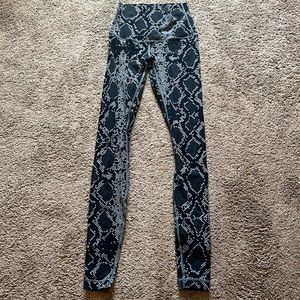 Lululemon high rise legging. Size 4.
